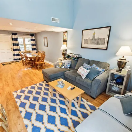 Stylish Notre Dame Condo - Sleeps 6 Condo